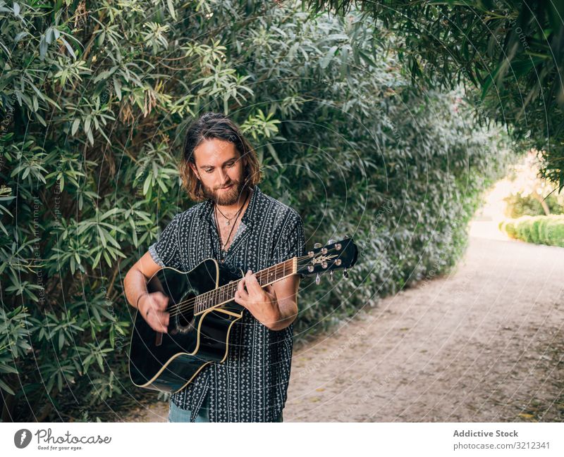 Hipster-Mann im Dschungel mit Gitarre Musiker Spielen Abenteuer Ausflug Sommer Lifestyle besinnlich männlich akustisch jung Entertainment Freizeit üben Natur