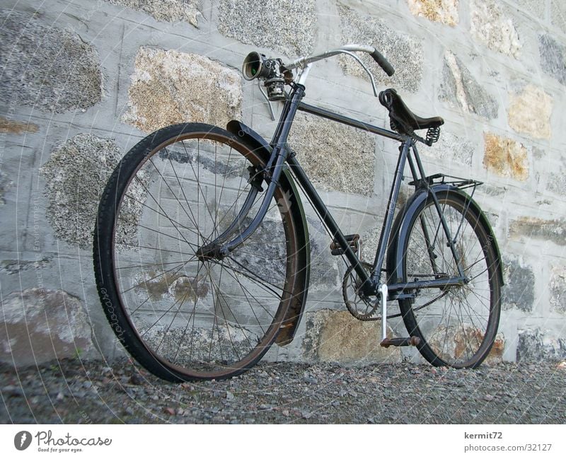 Fahrrad Oldtimer klassisch schwarz Elektrisches Gerät Technik & Technologie Verkehr verfallen alt Karbidlampe Natursteinwand