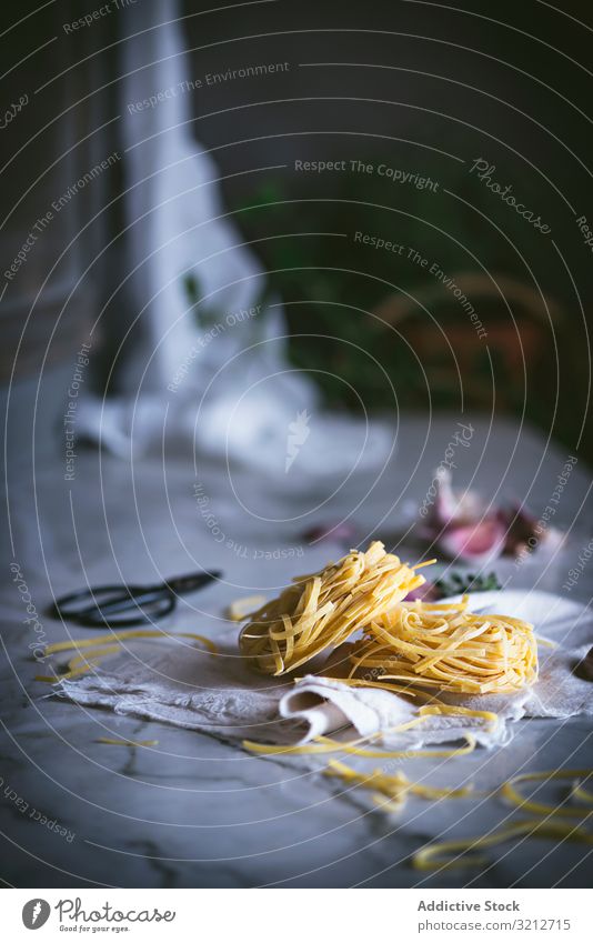 Von oben trockene Nudeln auf dem Tisch Spätzle geschmackvoll Gemüse Italienisch Lebensmittel Mahlzeit Speise lecker Spaghetti Feinschmecker Vorbereitung