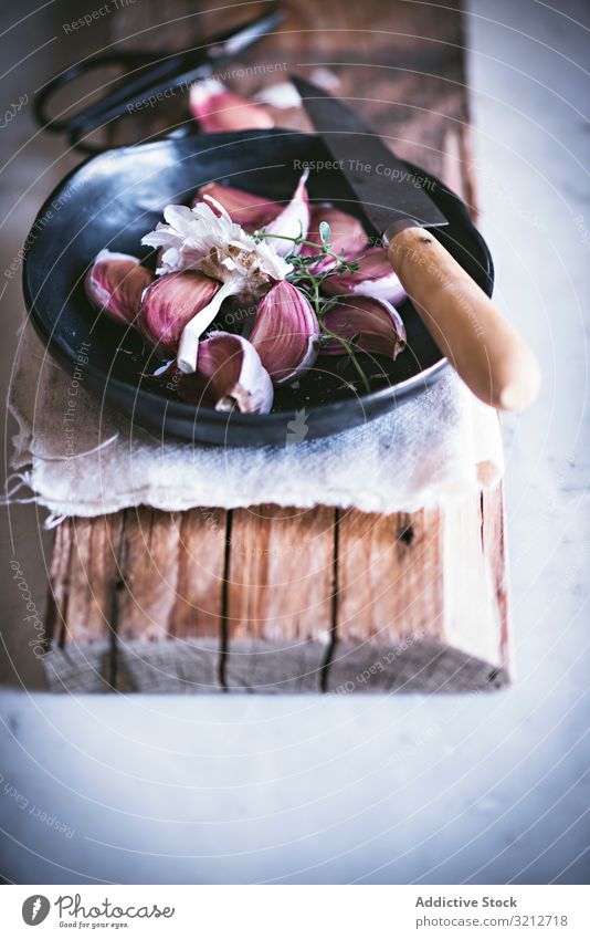 Knoblauchzehen in Schale in Schüssel mit Messer organisch sich[Akk] schälen Lebensmittel Gewürznelke Gemüse frisch Gesundheit Natur Pflanze Ernte Küche