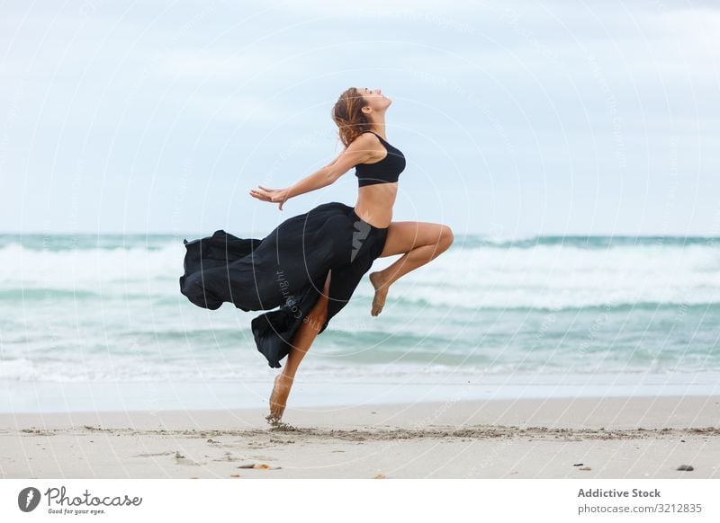 Schone Frau Tanzt Am Meer Ein Lizenzfreies Stock Foto Von Photocase