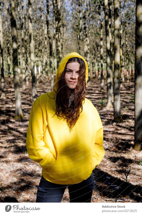 Hübsches sportliches Mädchen im Wald stehend Sweatshirt Spaziergang Abenteuer Tourismus reisen Teenager Frau jung Person brünett schön ernst besinnlich