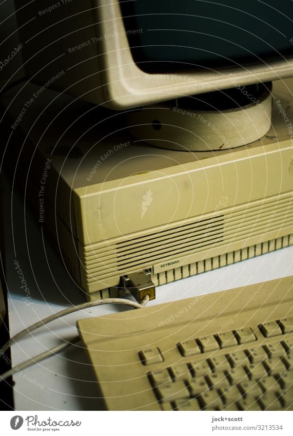 Personal Computer Arbeitsplatz Achtziger Jahre Bildschirm Laufwerk Tastatur Kabel Kunststoff authentisch groß nerdig retro innovativ Vergangenheit Gehäuse