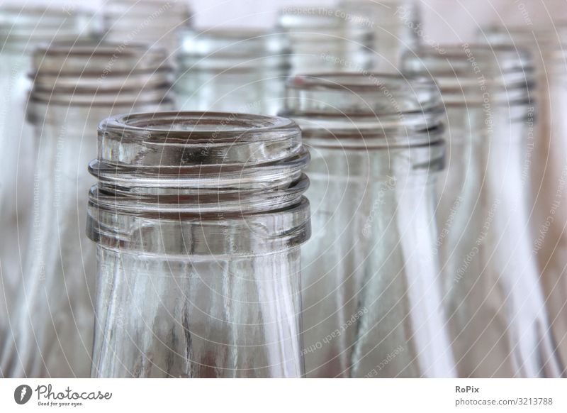 Reihe von Glas-Mehrwegflaschen. Getränk trinken Flasche Lifestyle Stil Design Gesundheit Gesunde Ernährung Wellness Leben Arbeit & Erwerbstätigkeit Beruf