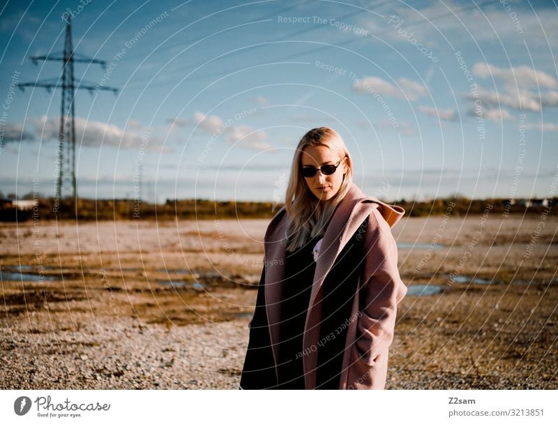Herbstspaziergang Lifestyle elegant Stil Junge Frau Jugendliche 18-30 Jahre Erwachsene Natur Landschaft Stadt Mode Mantel Sonnenbrille blond langhaarig gehen