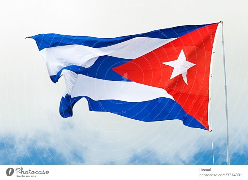 Kubanische Flagge weht unter bewölktem Himmel II Lifestyle Leben Ferien & Urlaub & Reisen Tourismus Ausflug Insel Wolken Platz Straße Zeichen Linie Fahne alt