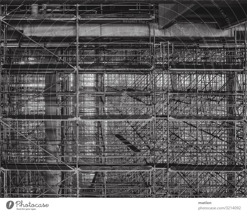 Geruestet Menschenleer Hochhaus Bauwerk Gebäude eckig gigantisch Gerüst Träger Röhren Holzbrett Ordnung durcheinander Schwarzweißfoto Detailaufnahme Muster