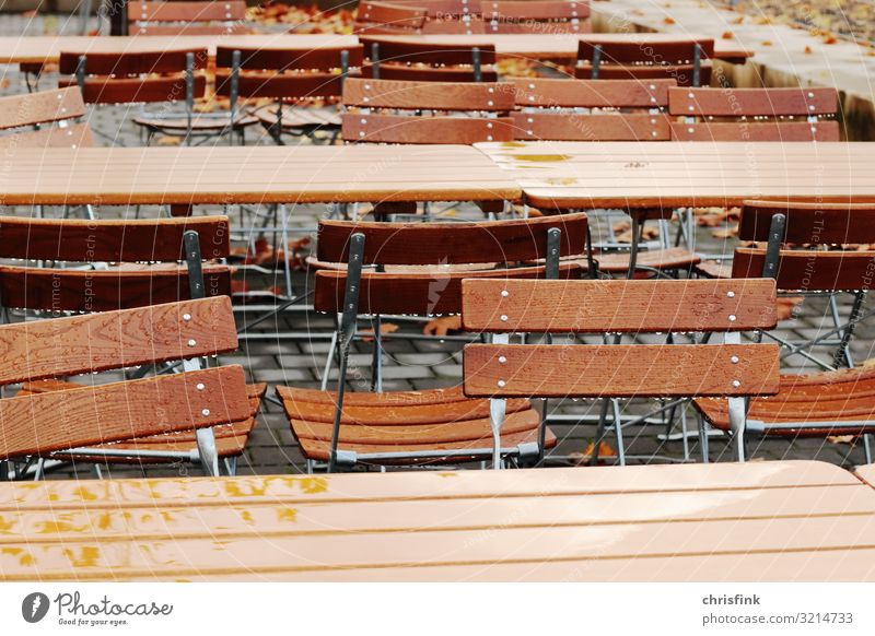 Stühle in Biergarten Ernährung trinken Lifestyle Reichtum Tourismus Ausflug Möbel Party Garten Park Holz Metall hocken nass Gefühle Freude Pause Restaurant