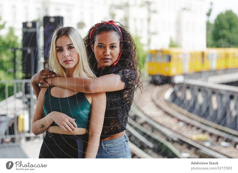 Freunde stehen auf dem Bahnsteig Frau schön Berlin Podest sonnig jung Zusammensein Sommer Zug trendy Bonden lässig stylisch hübsch rassenübergreifend