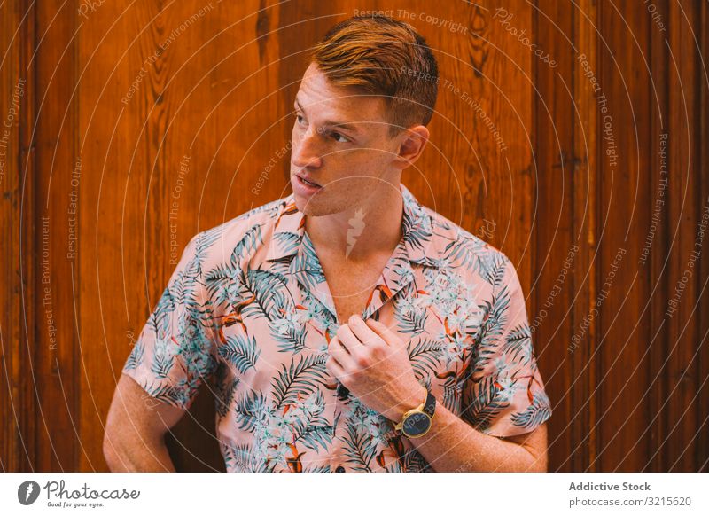 Mann an Holztür gelehnt Lehnen Tür gutaussehend Erwachsener jung hawaiianisches Hemd männlich klug lässig Lifestyle Freizeit Straße hölzern rote Haare