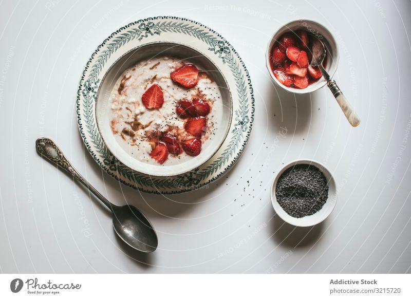 Porridge mit Erdbeeren Haferflocken Frühstück Chia Samen Lebensmittel lecker Gesundheit organisch Essen Diät Bestandteil kulinarisch geschmackvoll gekocht