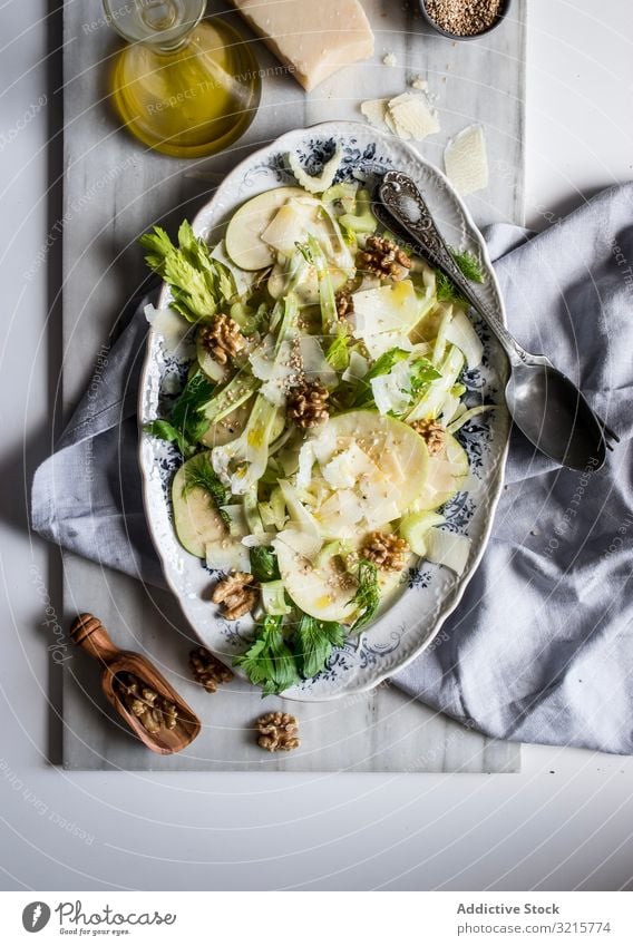 Gourmet-Salat mit Früchten, Käse und Nüssen Salatbeilage Apfel Parmesan Walnussholz Sellerie Erdöl Scheibe Lebensmittel Vegetarier lecker Gesundheit frisch