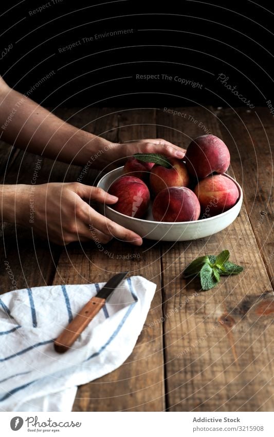 Schmackhafte reife Pfirsiche im Teller Hände Vegetarier Lebensmittel organisch Früchte roh frisch natürlich Ernte lecker Blatt ungeschält Pflanze geschnitten
