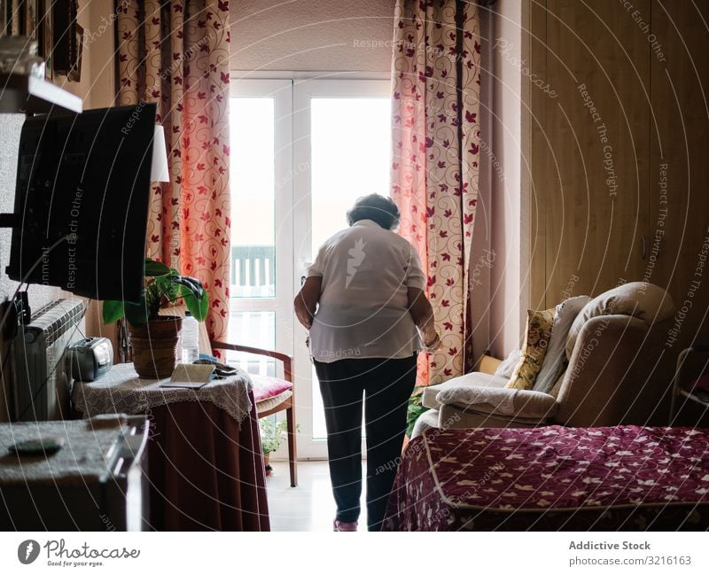 Ältere Frau geht im Raum umher gealtert laufen Schlafzimmer Großmutter Erfahrung Weisheit Übung Aktion Aufmerksamkeit Großeltern Generation Senior älter