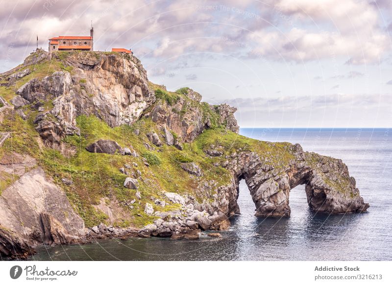 Gebäude auf einer steinigen Insel inmitten von Wasser Seeküste Top Windstille felsig wolkig Himmel Bogen Küste Natur malerisch MEER Landschaft reisen Urlaub
