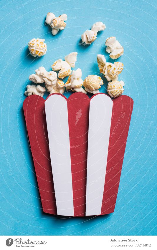 Silhouette einer Popcornschachtel aus Karton mit echtem Popcorn Kunst Kasten Kino Collage farbenfroh Zusammensetzung Konzept konzeptionell Handwerk Kreativität