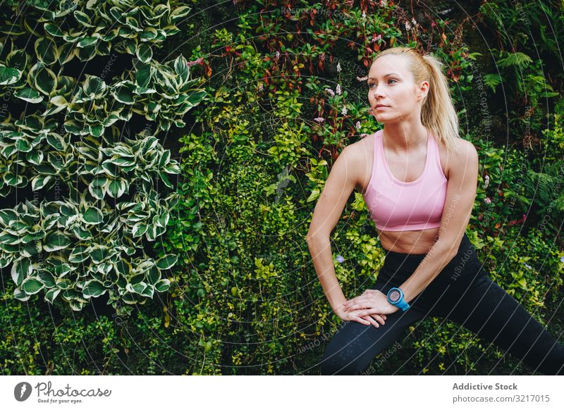 Frau macht einige Dehnungsübungen aktiv sportlich schön blond Körper Herz Kaukasier Übung Fitness Fitnessstudio Gesundheit joggen Lifestyle im Freien aussruhen