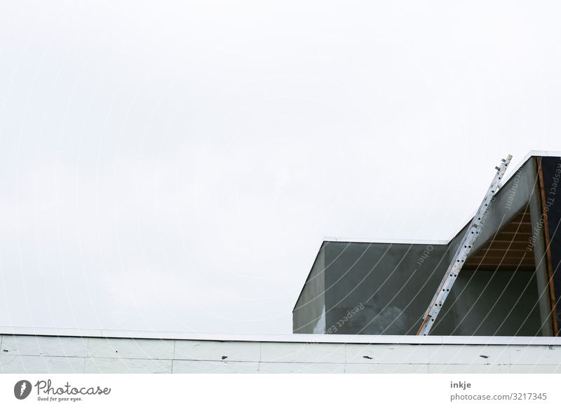 Leiter zum Dach Baustelle Handwerk Menschenleer Einfamilienhaus Gebäude Ferienhaus Hausbau Fassade hoch modern grau Farbfoto Gedeckte Farben Außenaufnahme