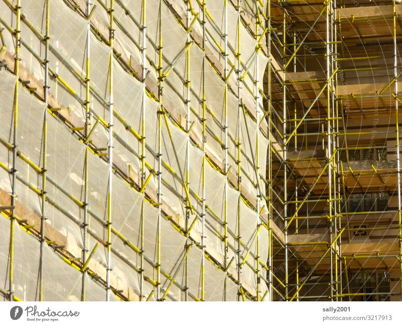 verhangen... Haus Mauer Wand hängen Baugerüst Baustelle Renovieren Vorhang Gerüst Fassadenverkleidung Großbaustelle Sichtschutz Staubschutz Farbfoto