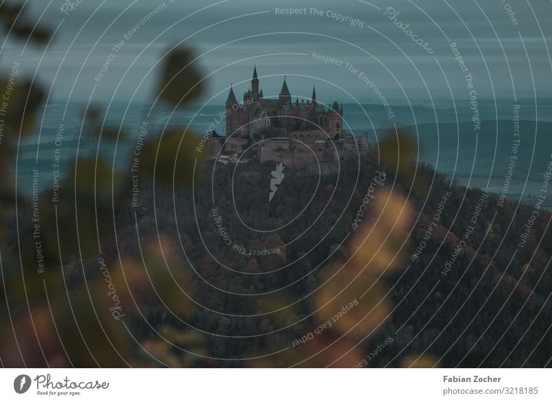 Burg Hohenzollern bei Nebel Natur Landschaft Wolken Sonnenaufgang Sonnenuntergang schlechtes Wetter Baum Burg oder Schloss wandern dunkel blau grün Neugier