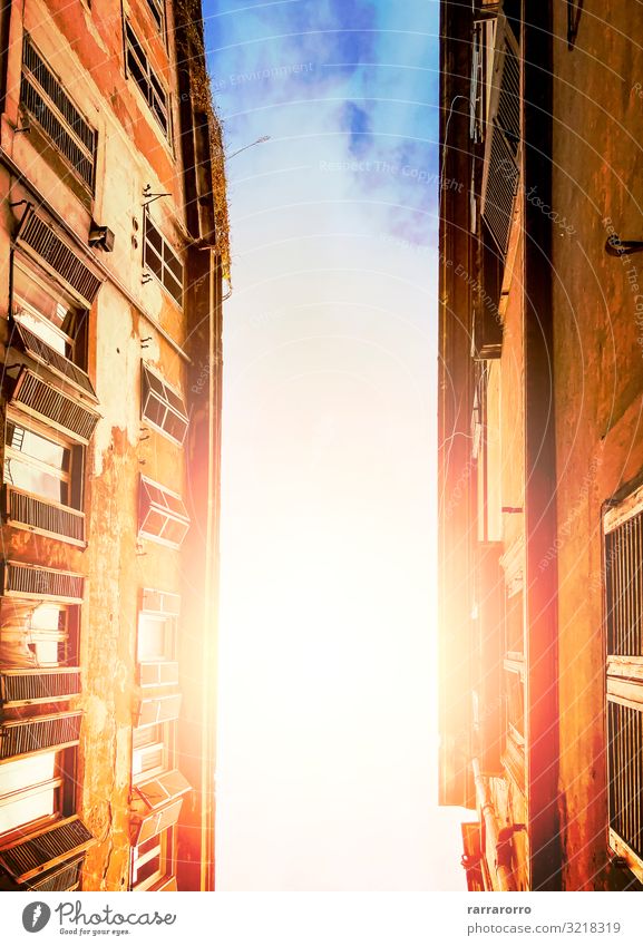 leuchtend bewölkter Sonnenhimmel durch Gebäude hindurch gesehen Ferien & Urlaub & Reisen Tourismus Kultur Himmel Wolken Stadt Hauptstadt Stadtzentrum Skyline