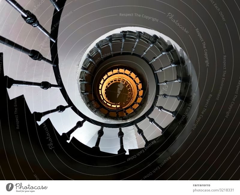 alte Wendeltreppe von unten gesehen Design Haus Dekoration & Verzierung Gesäß Kunst Gebäude Architektur Treppe Metall Stahl hoch Perspektive Spirale Treppenhaus
