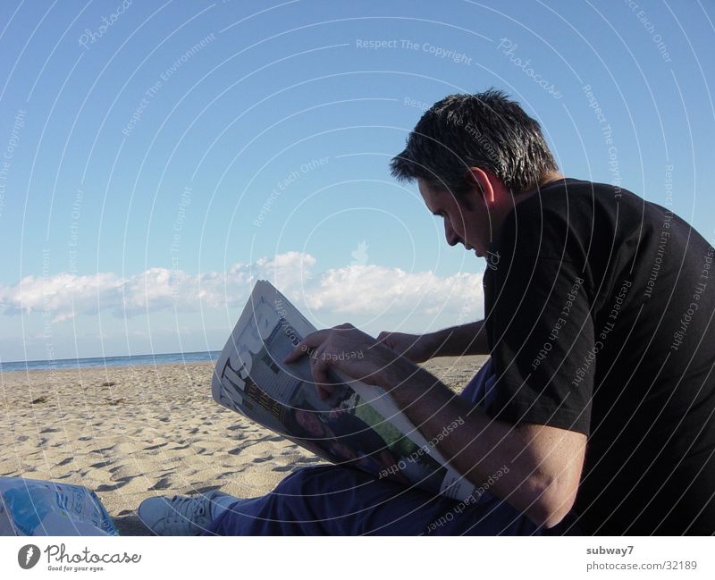 Leser Mann lesen Strand Meer Ferien & Urlaub & Reisen Spanien Zeitung Zeitschrift Wolken Küste Wasser Sand Sonne Himmel