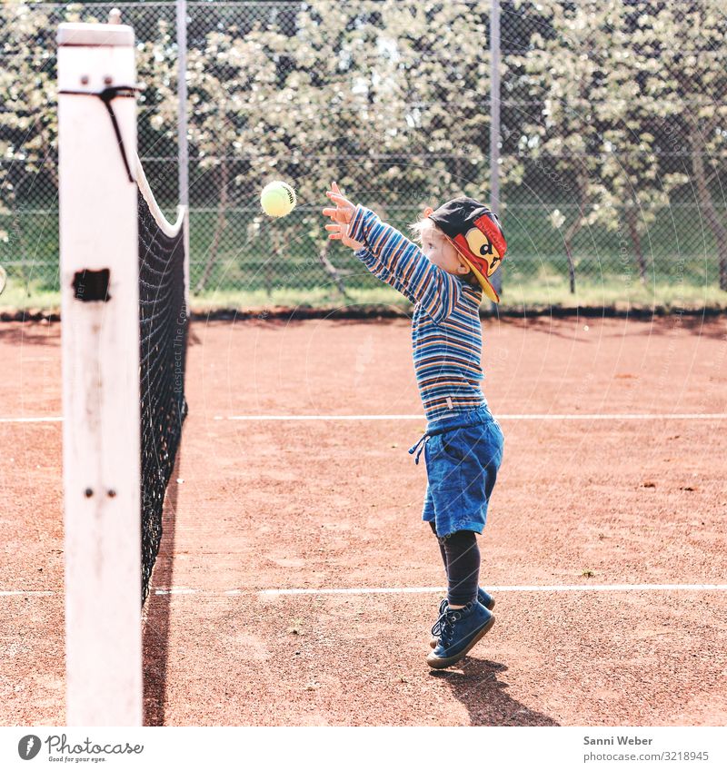 Tennis Sport maskulin Kind Junge Kindheit Leben 1 Mensch 3-8 Jahre Turnschuh Mütze Spielen springen blau rot Freude Lebensfreude Tennisplatz Ball Tennisball