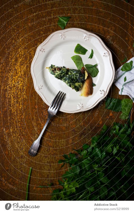 Veganes Gericht mit Petersilie Speise Veganer Teller Tisch Gabel Kraut frisch Portion schäbig rustikal verwittert Mahlzeit Gesundheit Abendessen Mittagessen