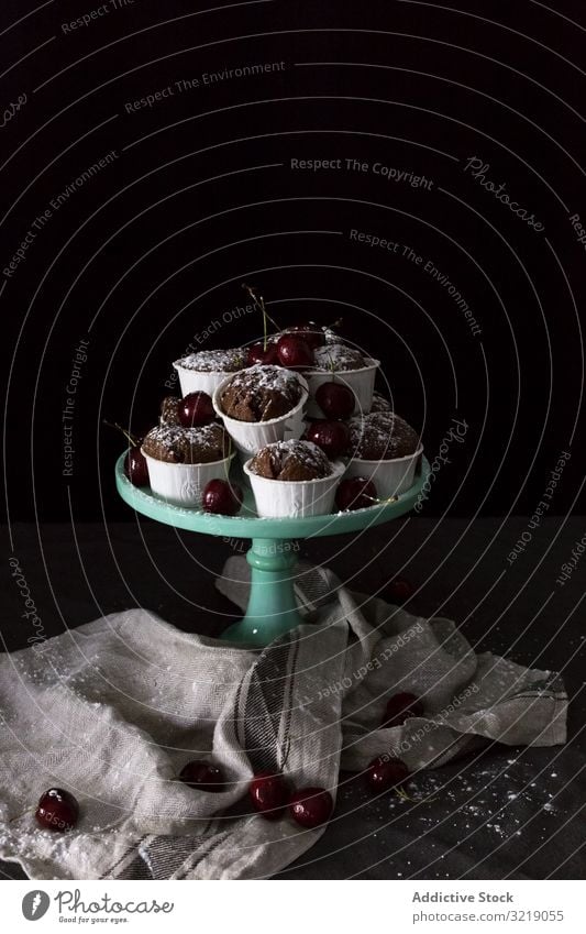 Teller mit Törtchen und Kirschen Cupcake Schokolade Serviette Haufen süß Dessert frisch Leckerbissen Snack Frucht Beeren Lebensmittel lecker geschmackvoll