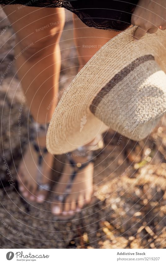 Von oben Frau mit Hut in der Hand Sommer Accessoire Mode stylisch trendy sich[Akk] entspannen reisen Urlaub Feiertag Stroh ruhen Natur Stehen Strand Boho