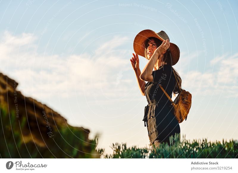 Reisende Frau mit Strohhut beim Gehen reisen Tourist laufen Urlaub Sommer Rucksack Feld Abenteuer Feiertag Natur Wanderer Boho Fernweh Freiheit Sightseeing