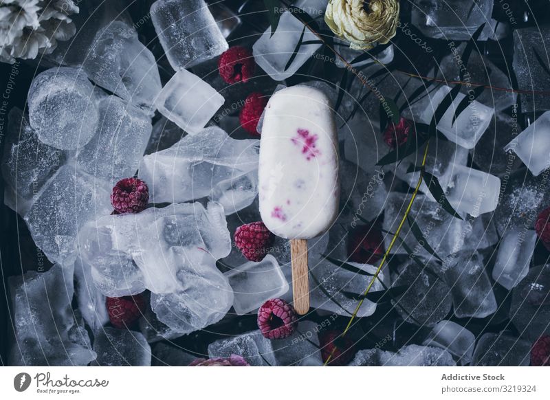 Cremiges Himbeer-Eis am Stiel Sahne Hintergrund weiß Frucht Sommer Pop Kies rot farbenfroh Lebensmittel kleben süß kalt Snack Dessert erfrischend Himbeeren