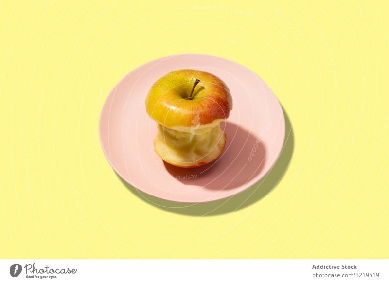 Bunter, frisch gebissener Apfel Frucht Hintergrund reif Sommer Lebensmittel Konzept Farbe sehr wenige Vegetarier Muster flach Vitamin Gesundheit legen abstrakt