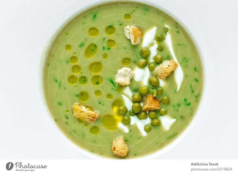 Grüne Gemüsecremesuppe mit Erbsen und Crackern Suppe Sahne grün Sommer aromatisch traditionell geschmackvoll Veggie Mahlzeit Lebensmittel lecker Vegetarier