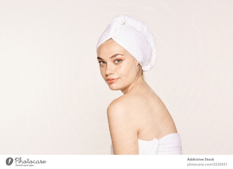 Attraktive Frau mit strahlendem Körper nach kosmetischem Eingriff Haut Kosmetik Gesicht Verfahren Feuchtigkeit spenden gutaussehend attraktiv Pose Handtuch