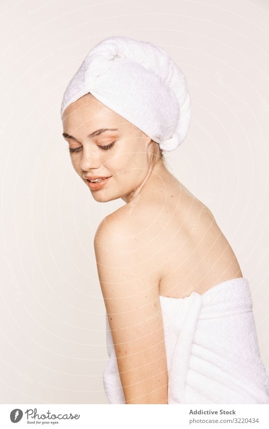 Attraktive Frau mit strahlendem Körper nach kosmetischem Eingriff Haut Kosmetik Gesicht Verfahren Feuchtigkeit spenden gutaussehend attraktiv Pose Handtuch