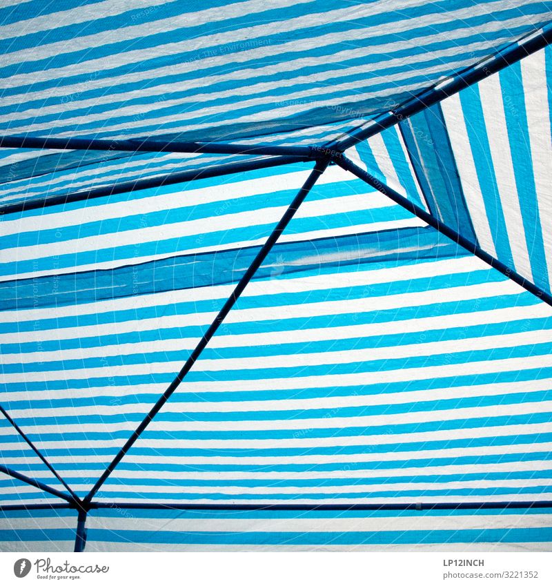 In Deckung Ferien & Urlaub & Reisen Camping Sommer Feste & Feiern Geburtstag Gewitterwolken Wetter schlechtes Wetter Regen Kunststoff Netzwerk blau weiß