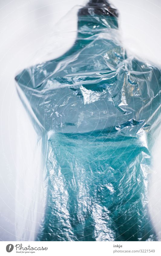 Kleiderbüste, verpack Mode Büste Verpackung Kunststoffverpackung Folie verpackt einpacken durchsichtig Frauenbrust Second-Hand Laden Farbfoto Innenaufnahme