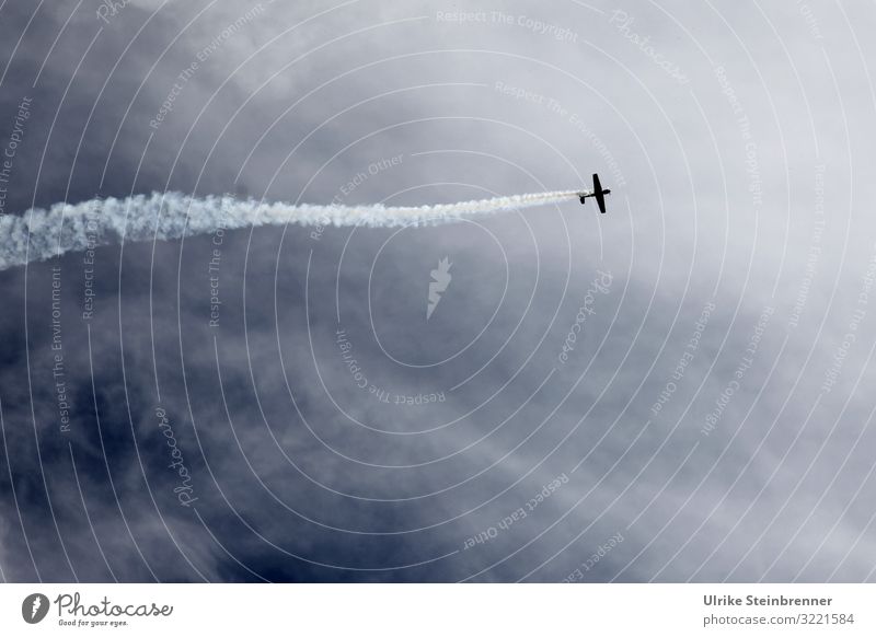 Kleinflugzeug hinterlässt Kondensstreifen am Himmel Modellbau Luftverkehr Sportveranstaltung Umwelt Natur Wolken Gewitterwolken Sommer schlechtes Wetter