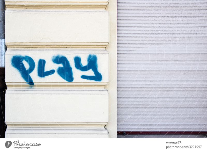 Play Haus Mauer Wand Fassade Schriftzeichen Graffiti Stadt blau grau Schmiererei Spielen Rollladen geschlossen Farbfoto mehrfarbig Außenaufnahme Nahaufnahme