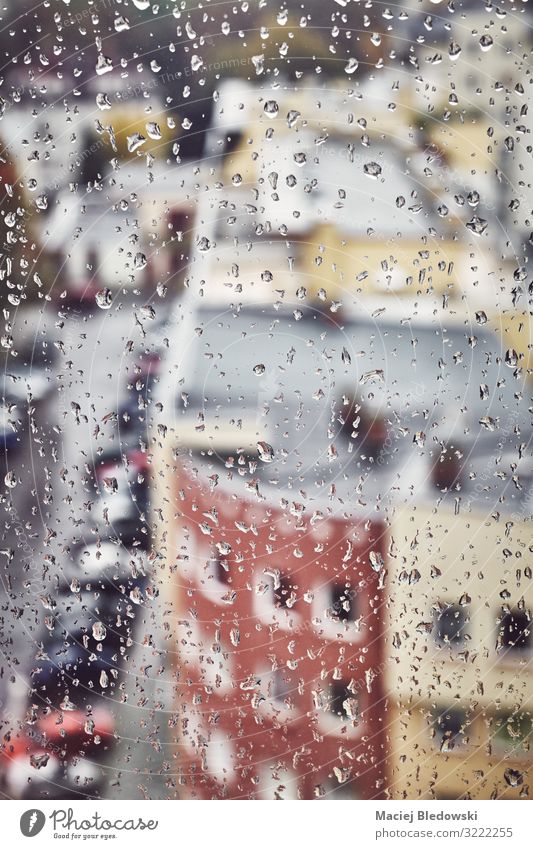 Regentropfen auf einer Fensterscheibe. Städtereise Häusliches Leben Wohnung Wetter schlechtes Wetter Gebäude Straße Tropfen nass Enttäuschung Einsamkeit
