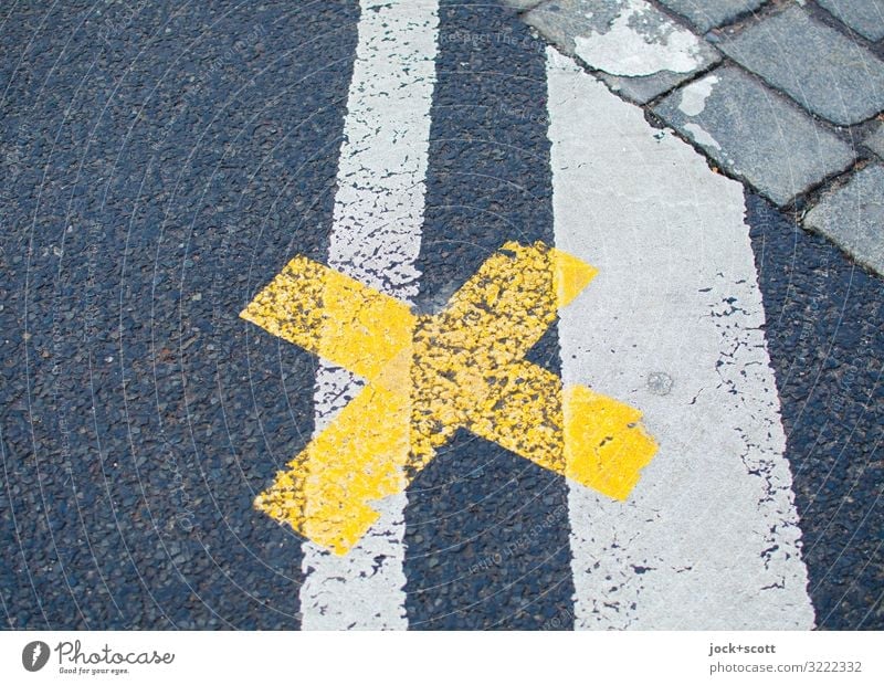 genau hier beim Kreuz auf der Straße Verkehrswege Fahrbahnmarkierung Asphalt Kopfsteinpflaster Linie unten gelb grau Sicherheit Ordnungsliebe Symmetrie