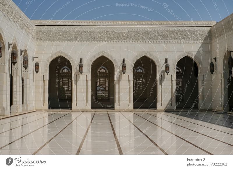 Sultan Qaboos Moschee in Muscat Stil Kunst Kunstwerk Maskat Oman Palast Innenhof Torbogen Sehenswürdigkeit Architektur verziert außergewöhnlich Sauberkeit gold