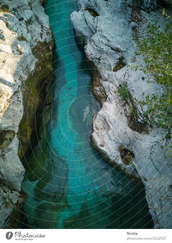 Slowenien Fluß mit klarem, türkis blauem Wasser im Sandsteingebirge - Mala Korita Soce, Soca Tal, Triglav National Park mala korita alpe adria trail