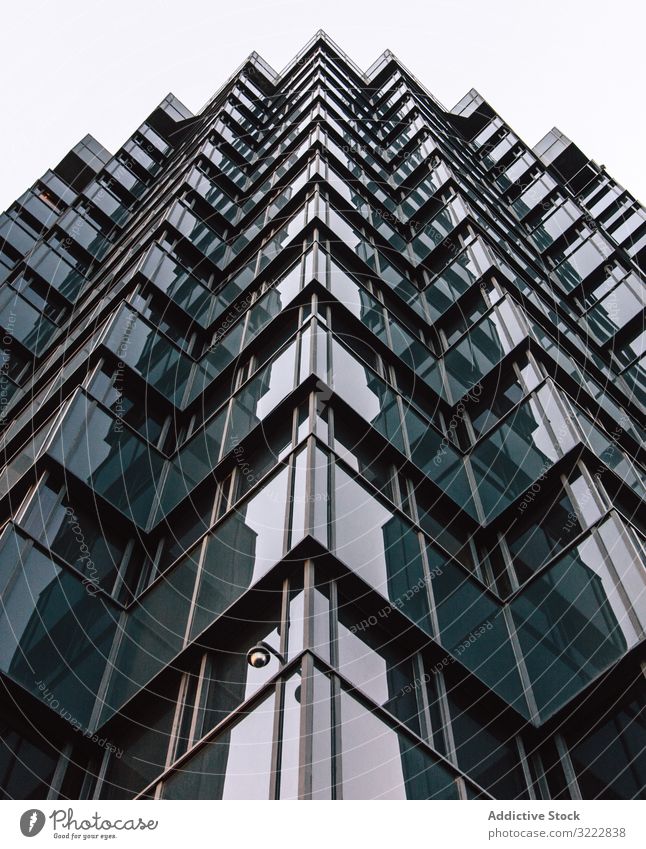Geometrisches Gebäude eines Geschäftszentrums mit verspiegelten Wänden geometrisch Architektur hoher Anstieg urban Konstruktion Perspektive Außenseite Struktur