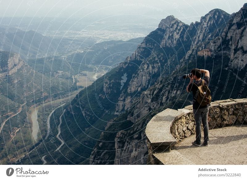 Mann fotografiert Landschaft von der Aussichtsplattform aus fotografierend Beobachtung Ambitus Aussichtspunkt Barcelona Spanien atemberaubend Kamm reisen