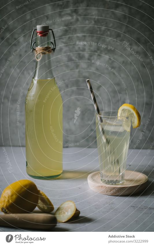 Köstlicher Holunderblütensirup in Glas und Flasche Sirup selbstgemacht Zitrusfrüchte Zitrone Frucht Getränk trinken Erfrischung kalt lecker geschmackvoll