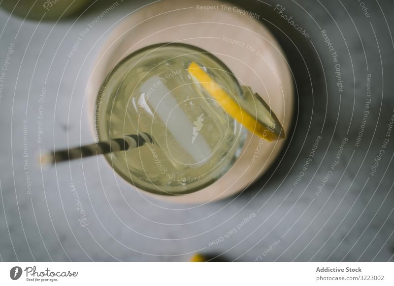 Köstlicher Holunderblütensirup in Glas und Flasche Sirup Limonade selbstgemacht Zitrusfrüchte Zitrone Frucht Getränk trinken Erfrischung kalt lecker