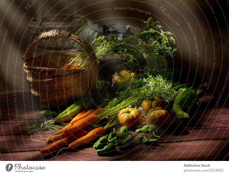 Gemüsestilleben im Sonnenlicht auf Holztisch Tomate Möhre grün Vorbau organisch Gesundheit frisch Lebensmittel Ernährung Vegetarier Ackerbau Veganer Bauernhof